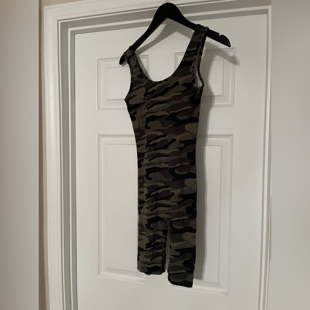🐠Derek Heart One Piece Women’s Camo Shorts Romper. Size Small.